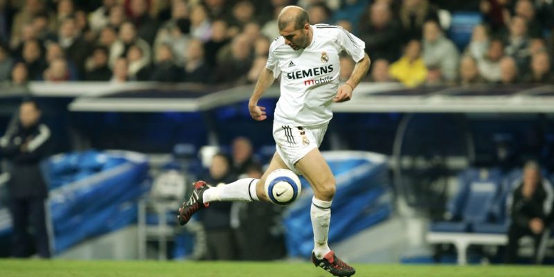 Mùa giải 2002-2003, Zidane tiếp tục tỏa sáng và giúp Real Madrid vô địch La Liga. 